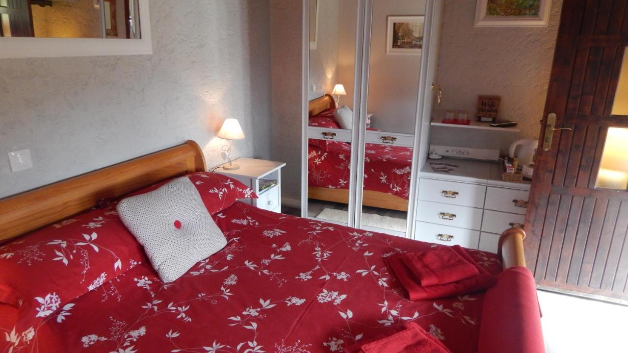 The Petite Chalet Chambre d'hôtes L'Isle-Jourdain  Extérieur photo