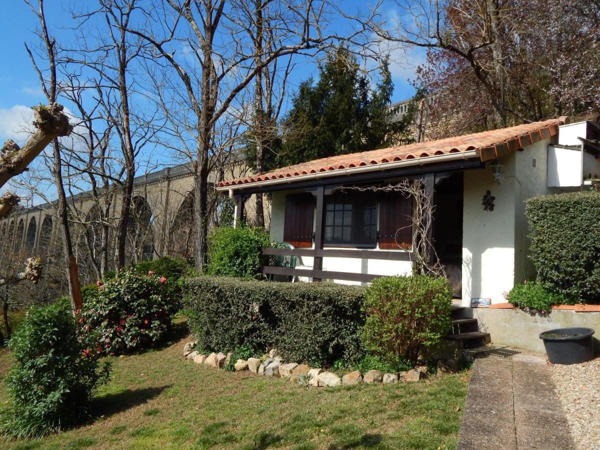 The Petite Chalet Chambre d'hôtes L'Isle-Jourdain  Extérieur photo